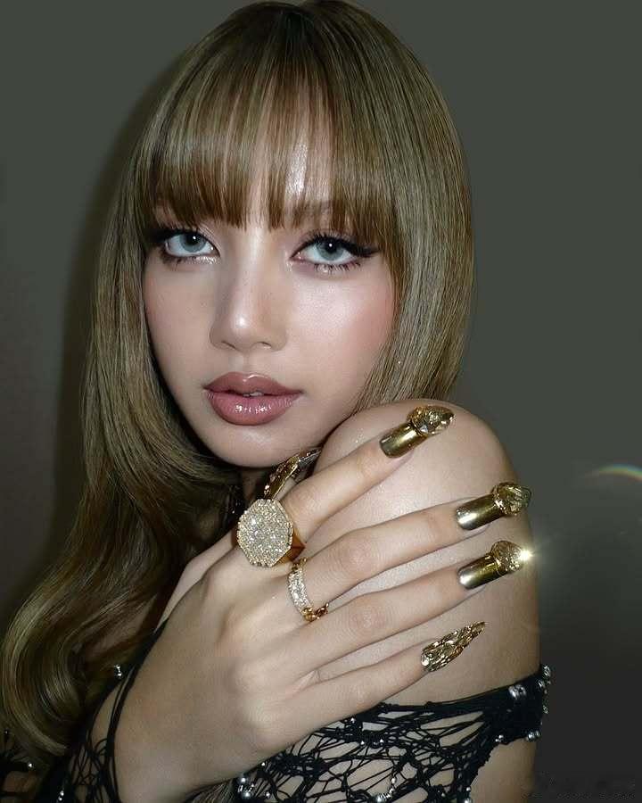 Juan Alvear更新Lisa相关IG📱 ​​​