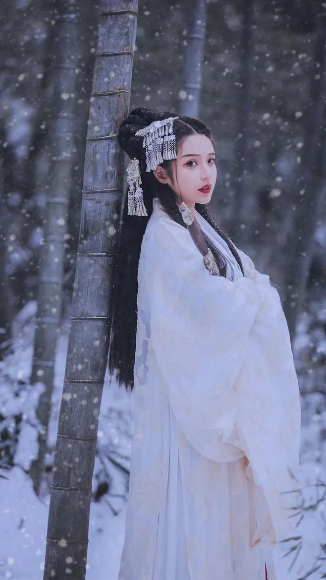 浮云卷霭，明月流光。
——卢照邻《琴曲歌辞·明月引》
【释义】浮云和烟雾缠绕，明