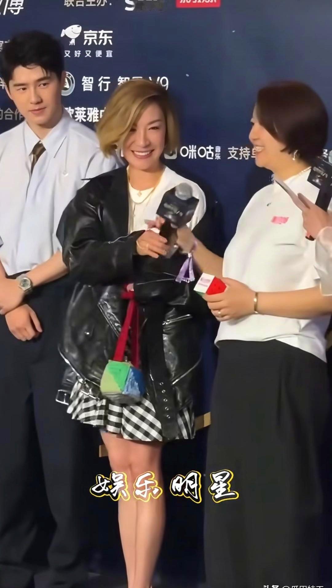 “不不不，我正在敢闯敢拼的年纪。”

这话从61岁的杨紫琼嘴里说出来，全场都静了