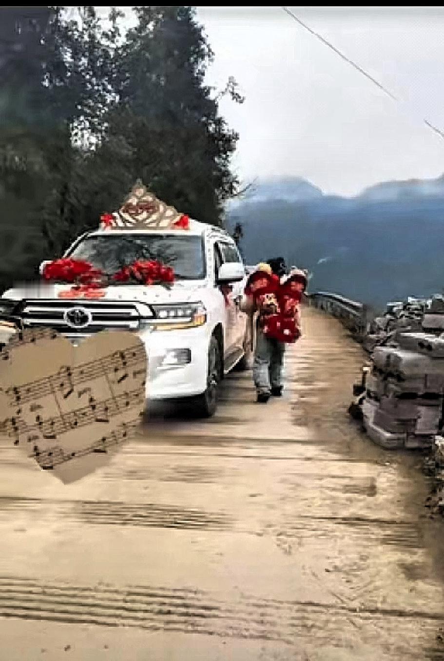 云南一宝妈，背着龙凤胎回家的路上，恰巧遇到一结婚车队，想着给孩子讨个喜头，便笑着