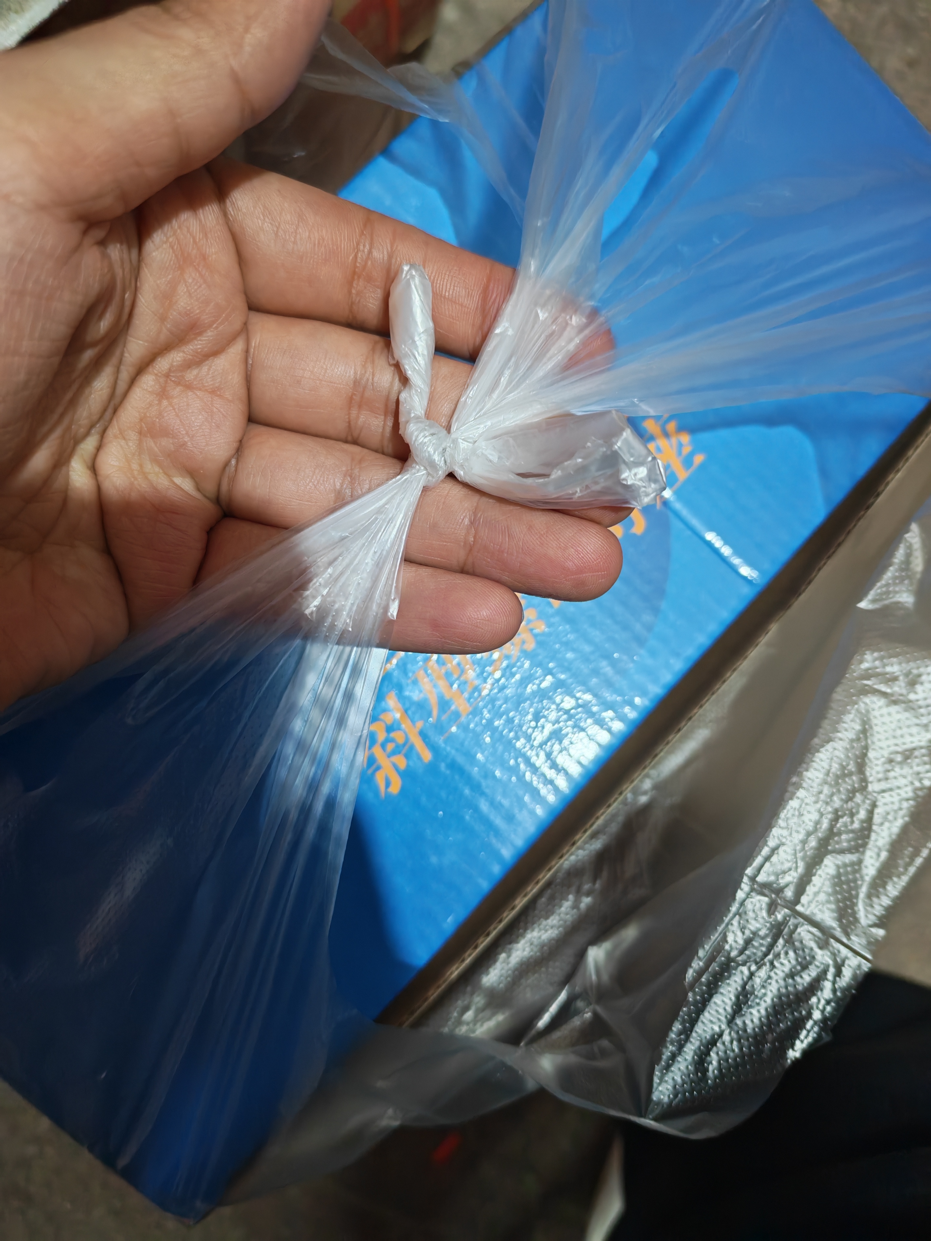 很多送货的厂家都会把袋子打死结后面我专门去搜了比较轻松打开的小窍门不然一天天的要