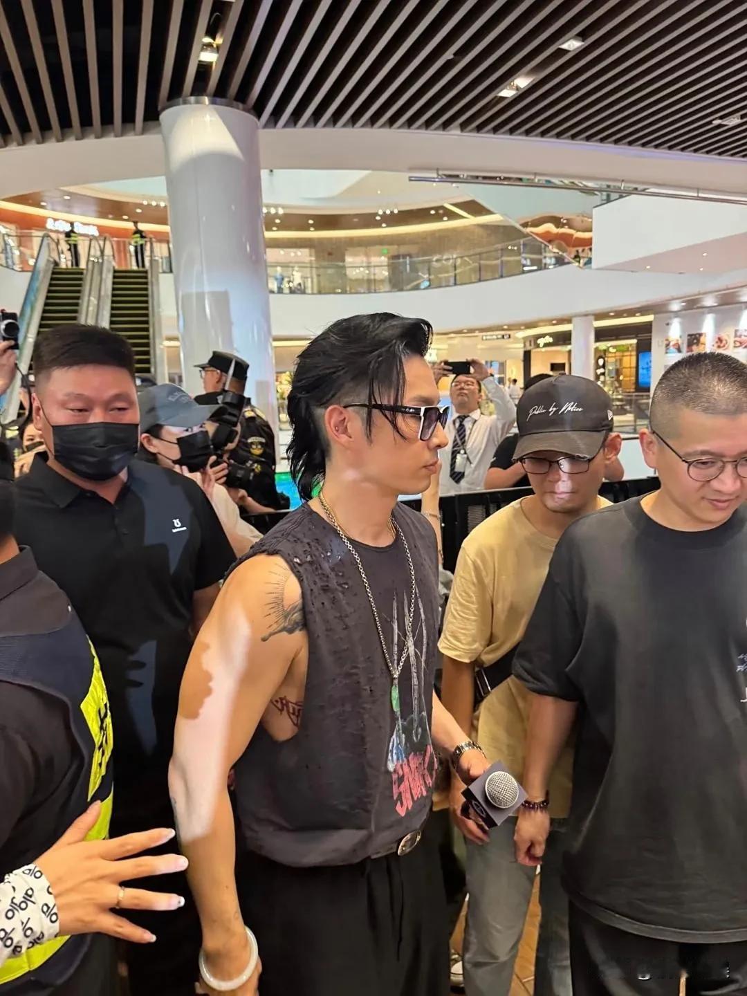 吴建豪算是F4 里身材管理最好的了。
47岁的他，近日参加活动，长身玉立，魁伟美