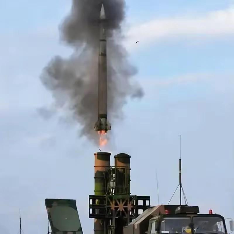 以色列F35战机要老实了，中东战局或变天。据亚洲防务周刊爆料，伊朗已通过石油换武