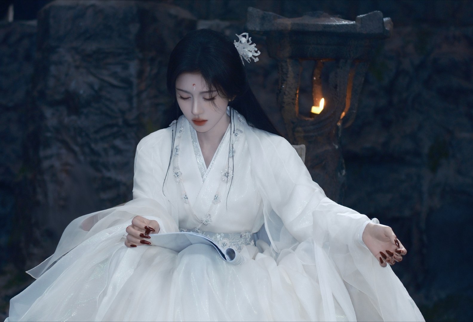 鞠婧祎  ❀ 𝟲𝟱𝟭❀ 月鳞绮纪白衣入梦，似是初见。花絮里那一抹素净，是喧