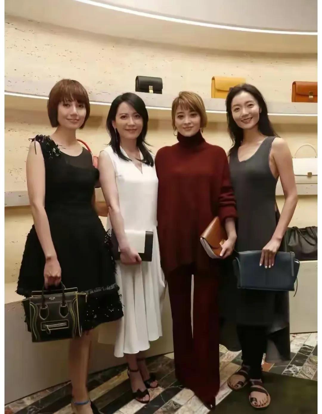 这张照片展示了四位女性在某个场合的合影，她们各自展现出独特的气质和风格。这四位都