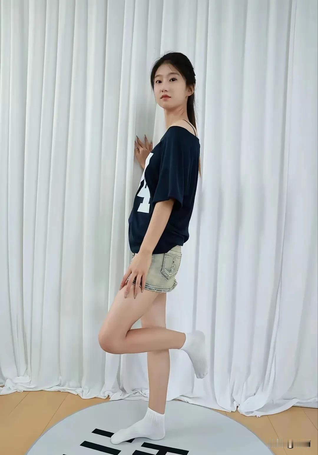 优雅与性感，你会怎么选白棉袜[灵光一闪]