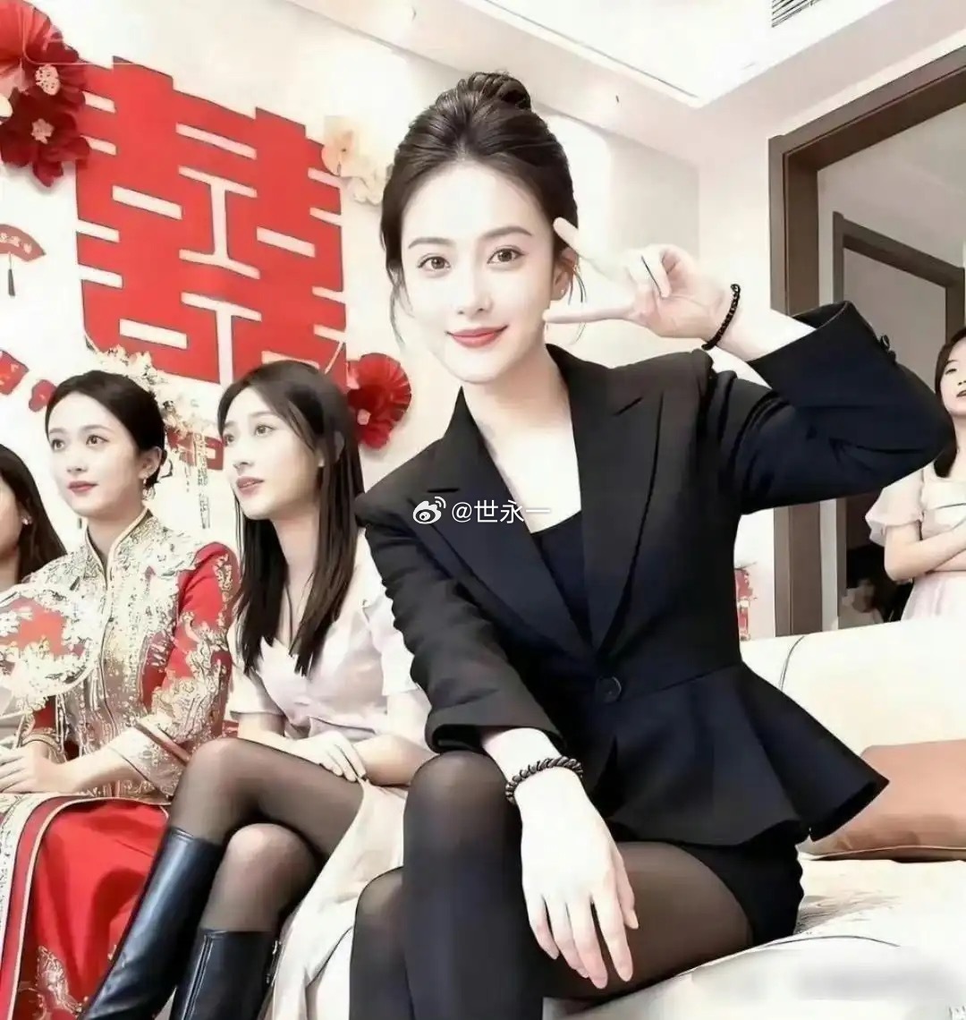 不怪新娘一脸的无奈，换谁谁都无语啊！ 