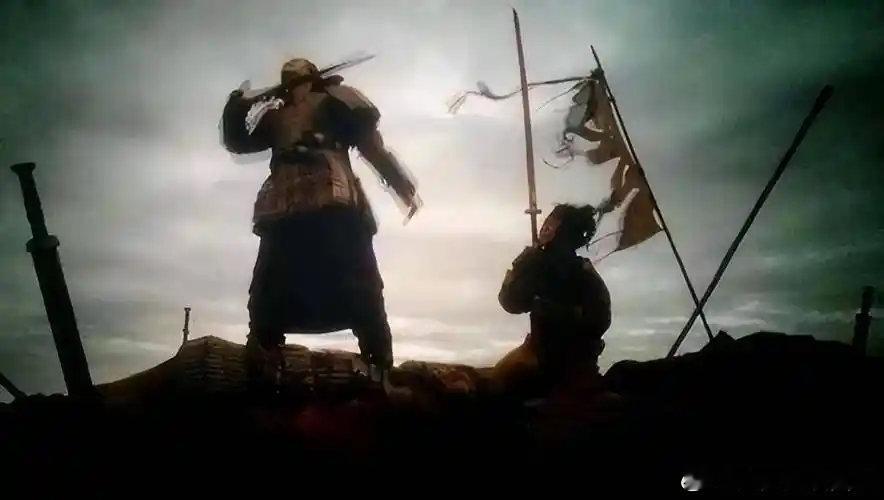 项羽兵败垓下，被刘邦围困。虞姬为不拖累他，毅然拔剑自刎，临终前鼓励项羽突围，日后