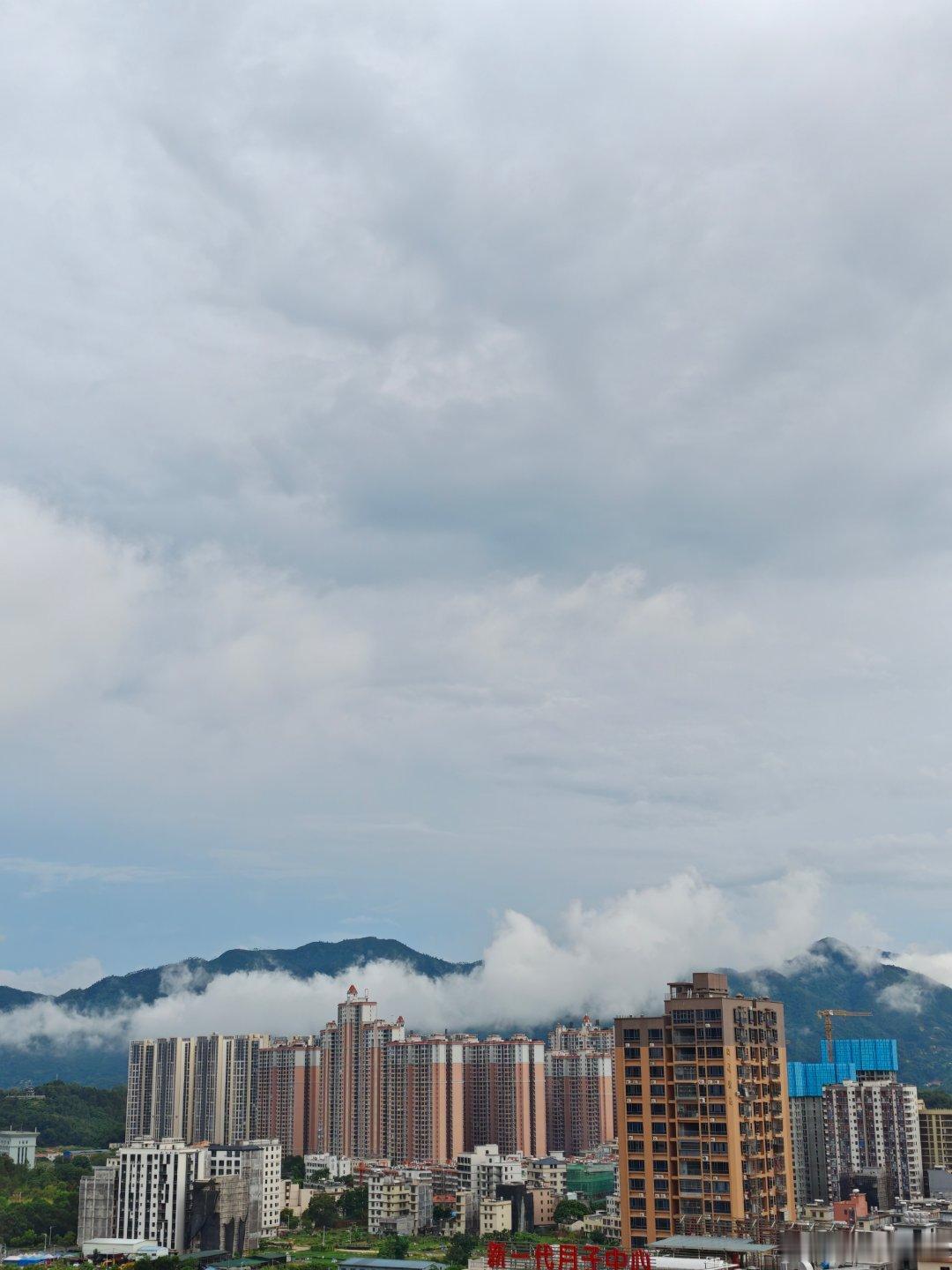 没什么特别的事，就是随手拍了张街景留个纪念。 