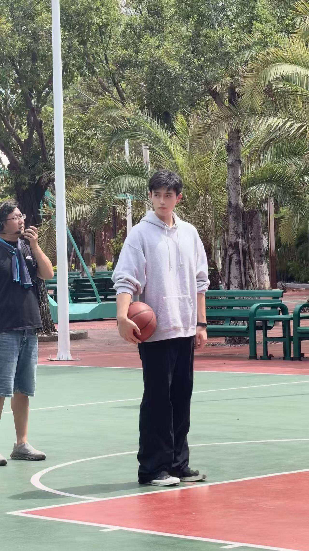 陈飞宇周海晏打篮球陈飞宇打篮球学长级别的看完打球的片段，瞬间代入校园剧情。身形优