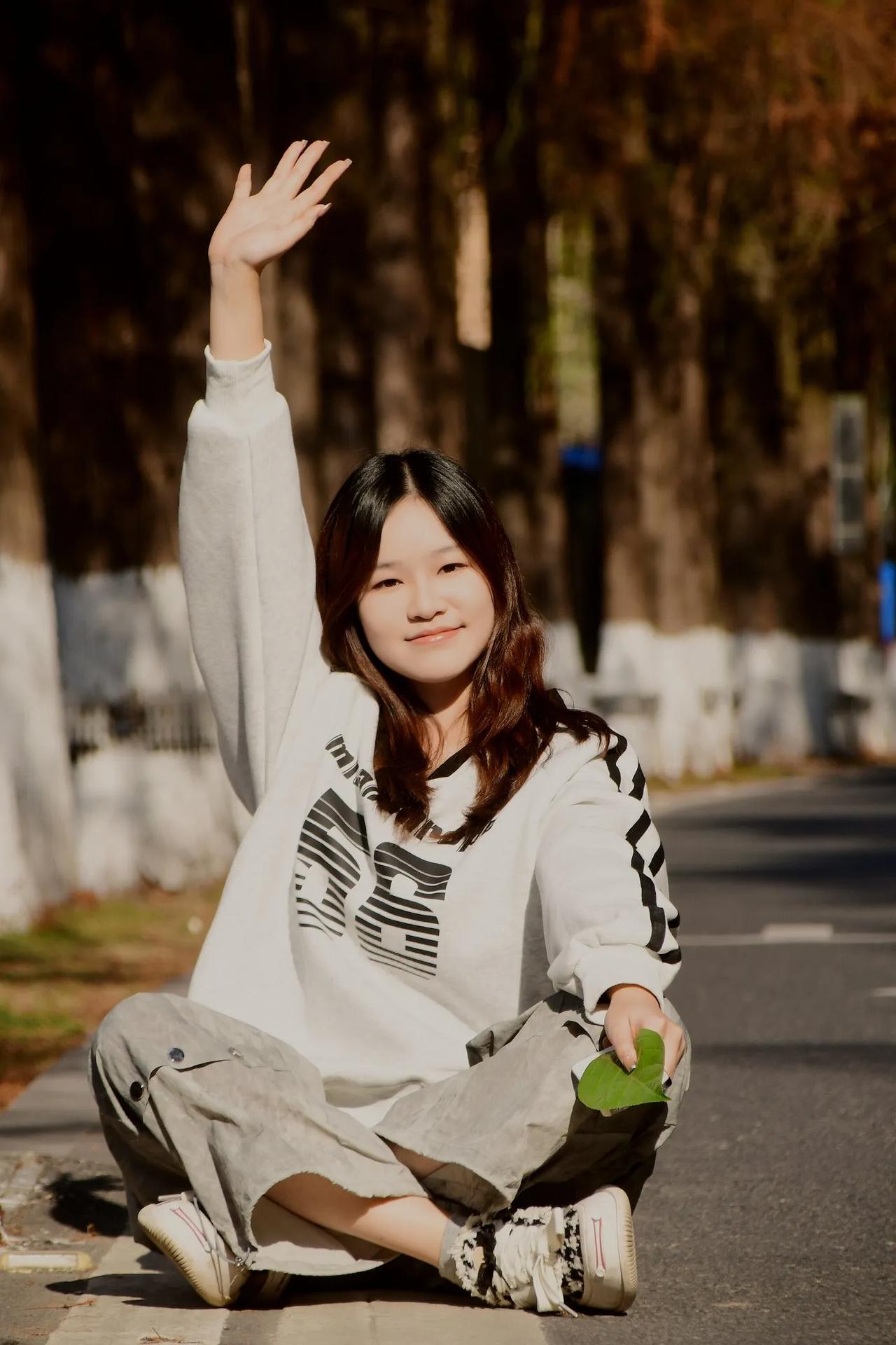 挥手迎春意，笑语暖阳中。靓丽的冬日风景 拍照片美景路边 随手拍的落叶杉 路上的枫