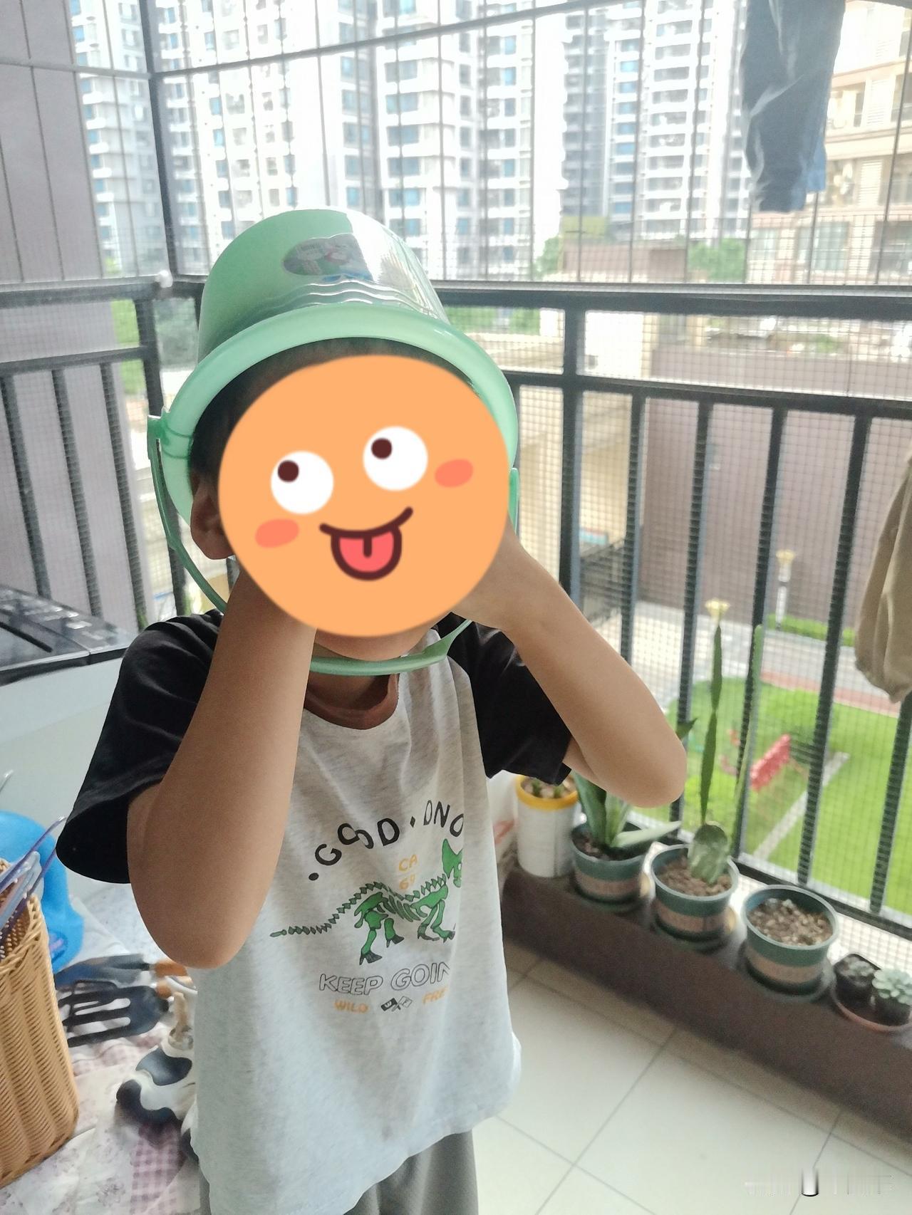 这波操作真是无语了！
什么都拿来套头上！
小孩子的脑洞是真大！