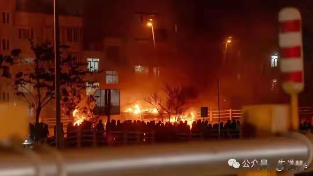 全世界都在静静等待，战争可能很快到来
这句话表达了对当前局势的担忧和不安，反映出