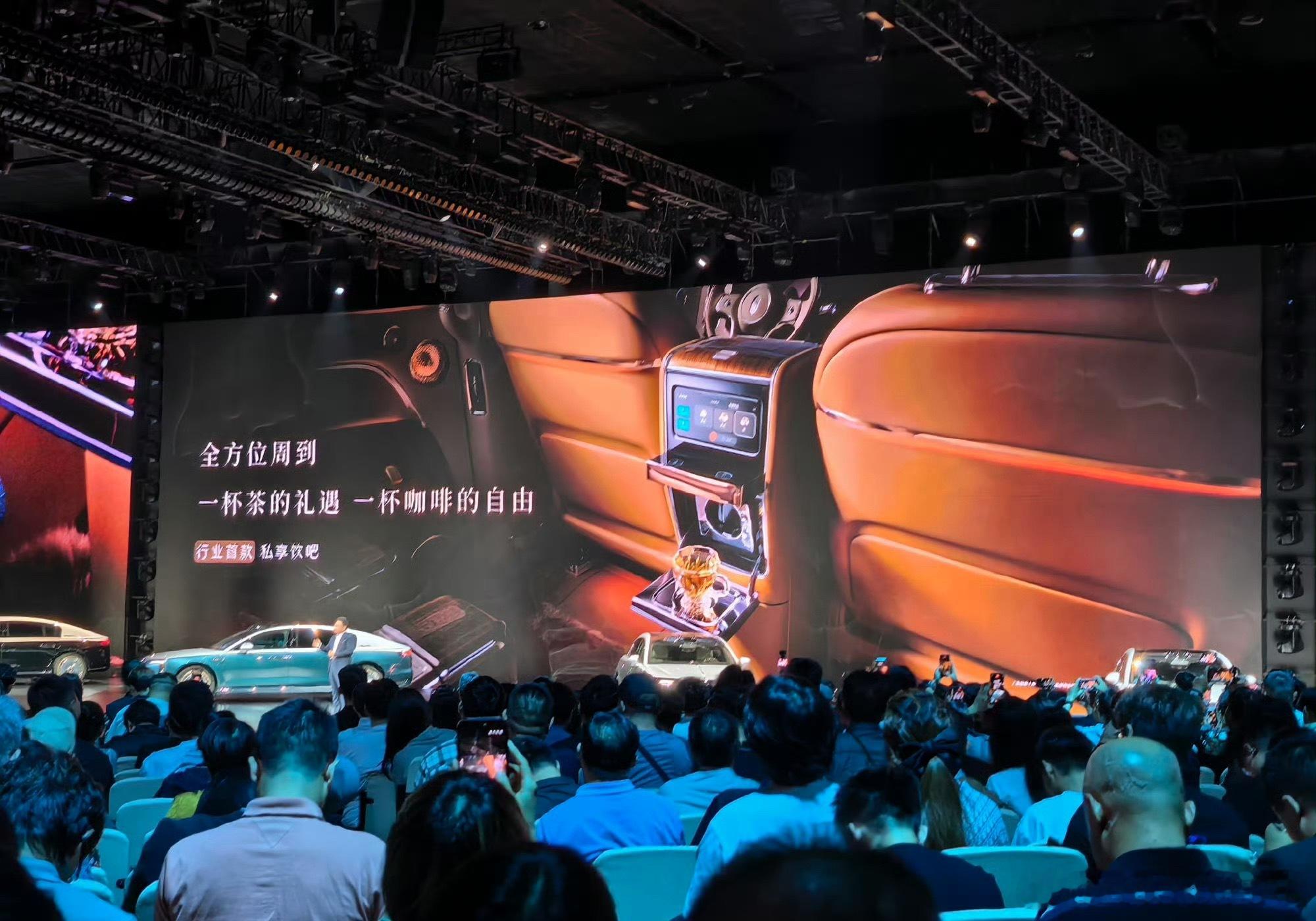 尊界V800行业最高标准安全架构 今天下午，一款定位超豪华的国产MPV要正式亮底