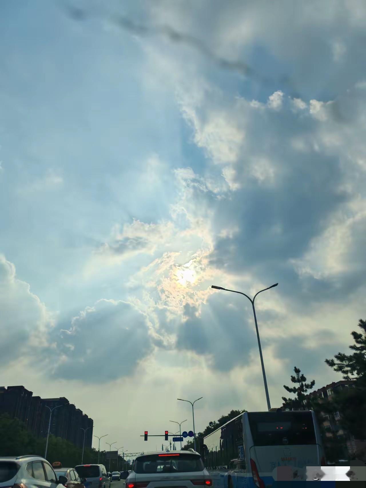 中国女人嫁给外国人的越来越多，都口口声声说为了爱情，可就是不离开中国，而外国人娶