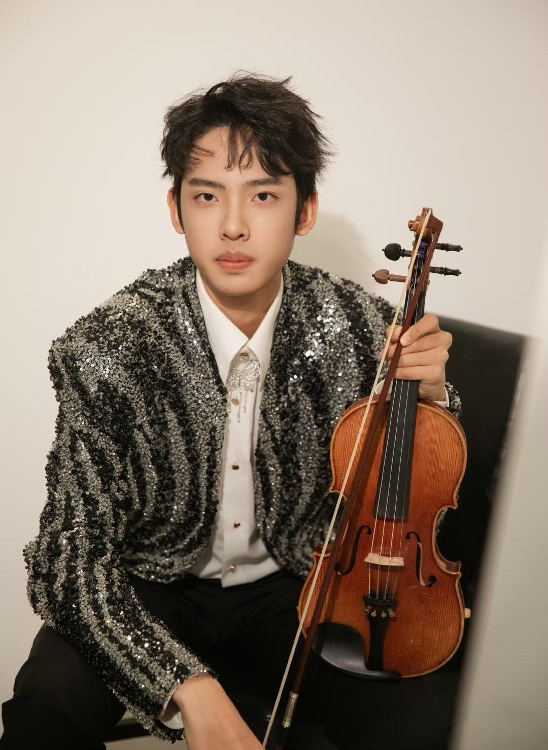 程莉莎晒16岁儿子帅照
一眨眼小朋友就变成帅小伙了
都说好帅！你们觉得帅吗

帅