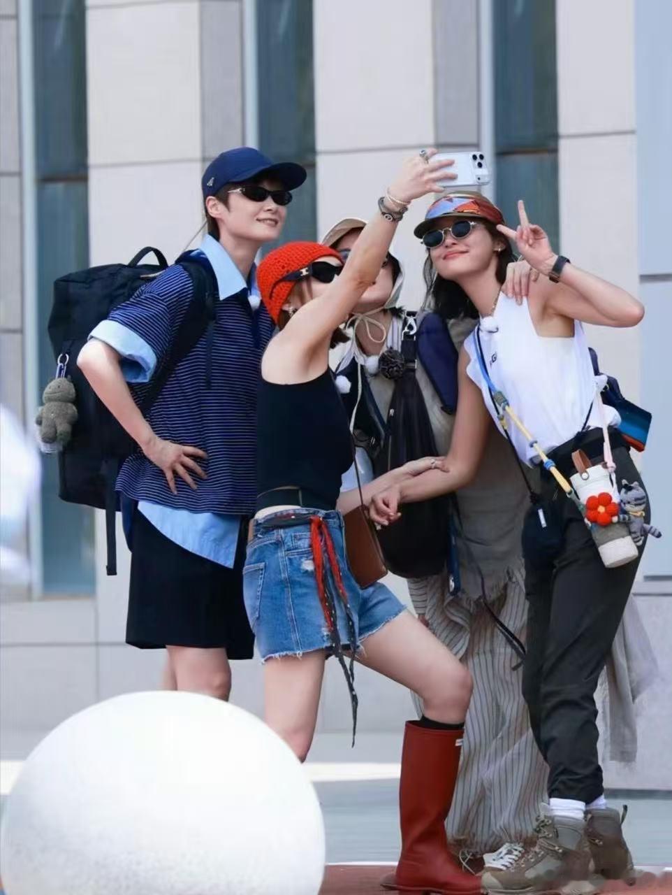 李宇春辛芷蕾高叶倪妮合照李宇春出道二十多年第一次常驻旅综，搭档倪妮辛芷蕾高叶，光