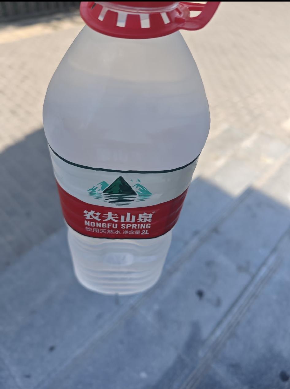我一个人每天要喝四五瓶2L水，但尿液很少，我是做外卖工作的，这样不知道正不正常，