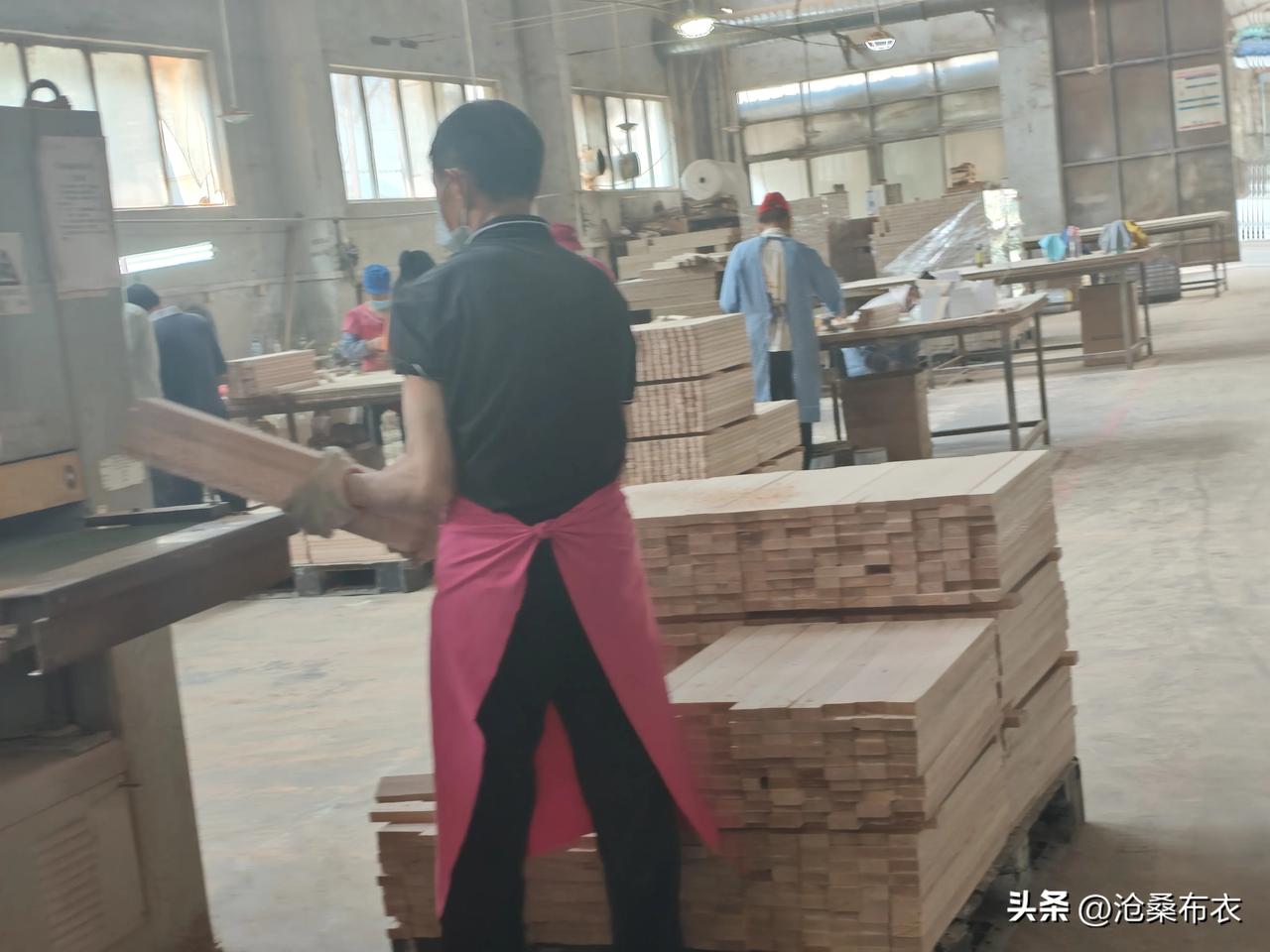 3月21日下午上班，知道了明天（星期天）放假，我的心情有好有坏，好是可以休息一天