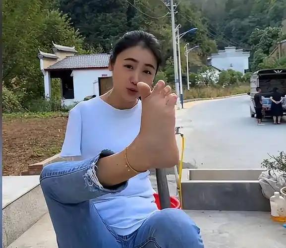 美女多可怜，
自幼因故残。
生活脚代手，
习惯成自然。