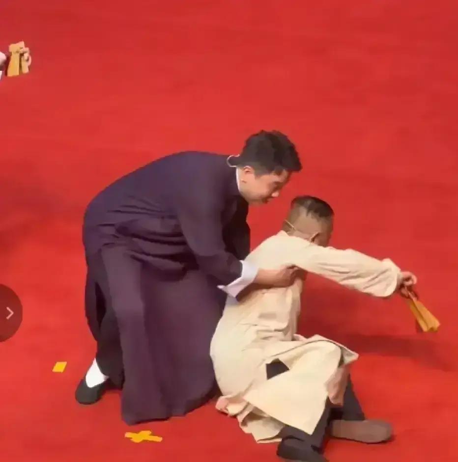 刷到这段视频时，我正啃炸鸡，瞬间觉得手里的外卖不香了。
 
70岁的杨进明，纲丝