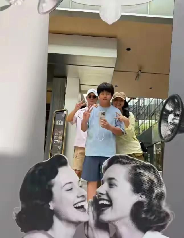 胡可与老公沙溢以及大儿子一家三口逛街，三人同框照片，温馨又幸福！
照片中的胡可穿