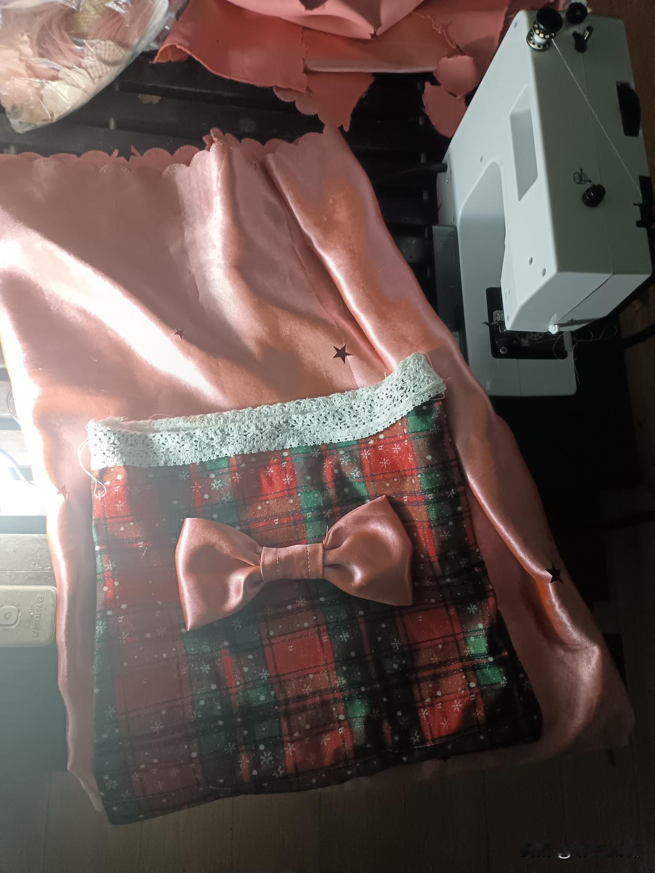 这是我昨天拍的，用缝纫机不会做短裙做了布包，上了拉链就能装包裹了！买个金色假发戴