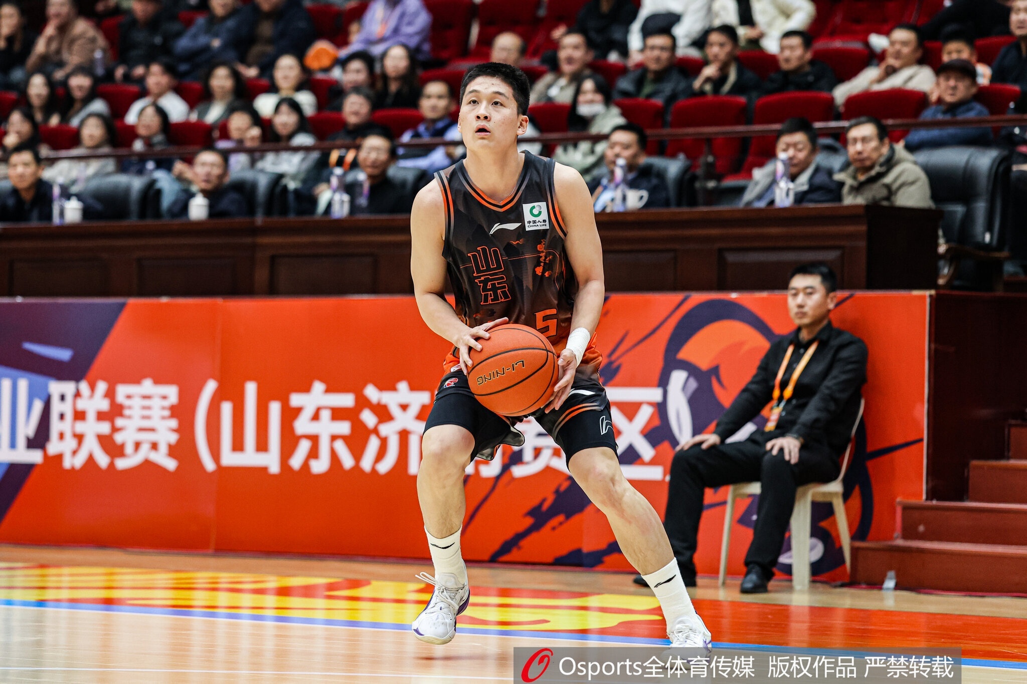 在丁彦雨航宣布退役当晚，山东男篮一位18岁的小将打出了场不错的比赛，主场对阵天津