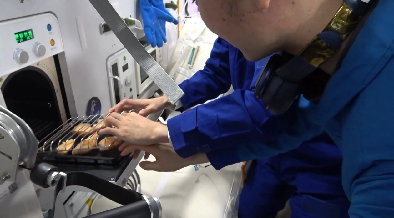 中国空间站可以吃烧烤了这让美国看到会这么想？你让国际空间站以后怎么混。[哈哈] 