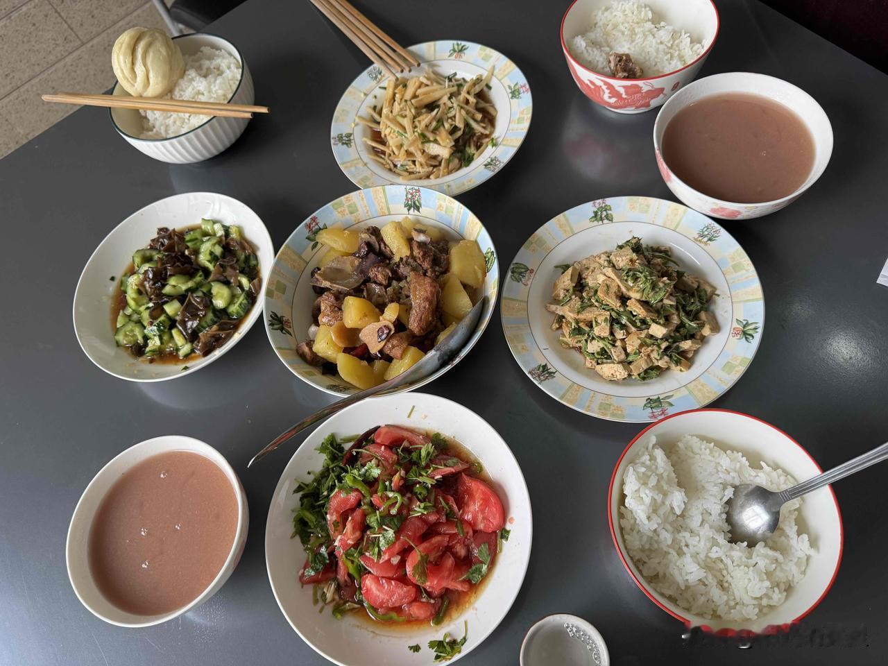 哈哈哈哈，有一个家伙比我还馋酒。
昨天我们又炖了排骨。忍不住又想喝两口。
晚上同