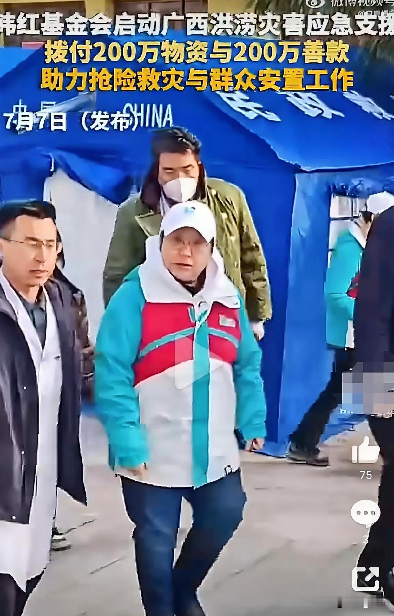 韩红做公益20多年，对她的争议从没断过。

一些质疑她的人，认为基金会透明度不够