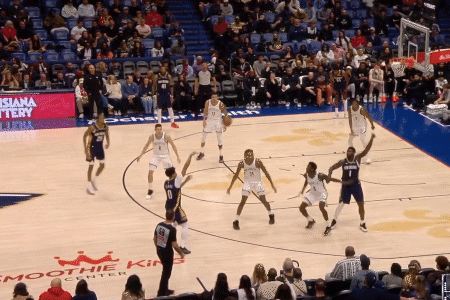 他是唯一可以超越詹姆斯的NBA球员！上场就无敌！可惜没上过几次场！！