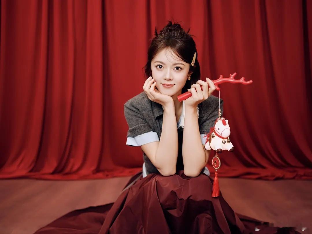 赵今麦新年图，好喜庆的麦麦又get新年拍照姿势