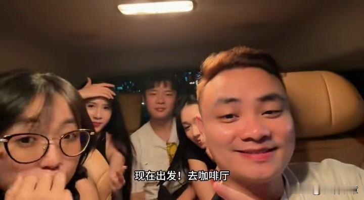 阿胜火了，在越南胡志明，拍咖啡馆的视频，好多人看，好多人喜欢越南咖啡，觉得挺有意