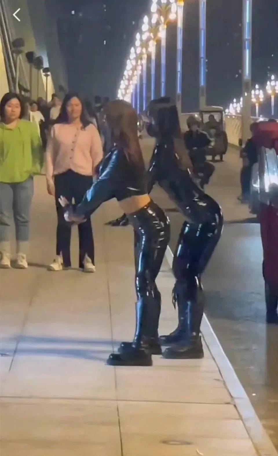 她们不尴尬吗？
现实跟手机天差地别[捂脸]