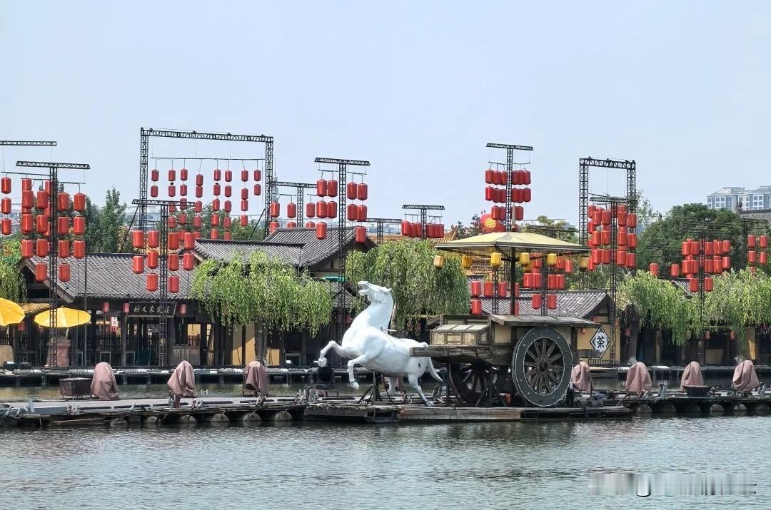 奔波半生，唯热爱可暖风尘。清风绕夏，好梦安魂，愿岁岁年年，心有所向，终有所成。