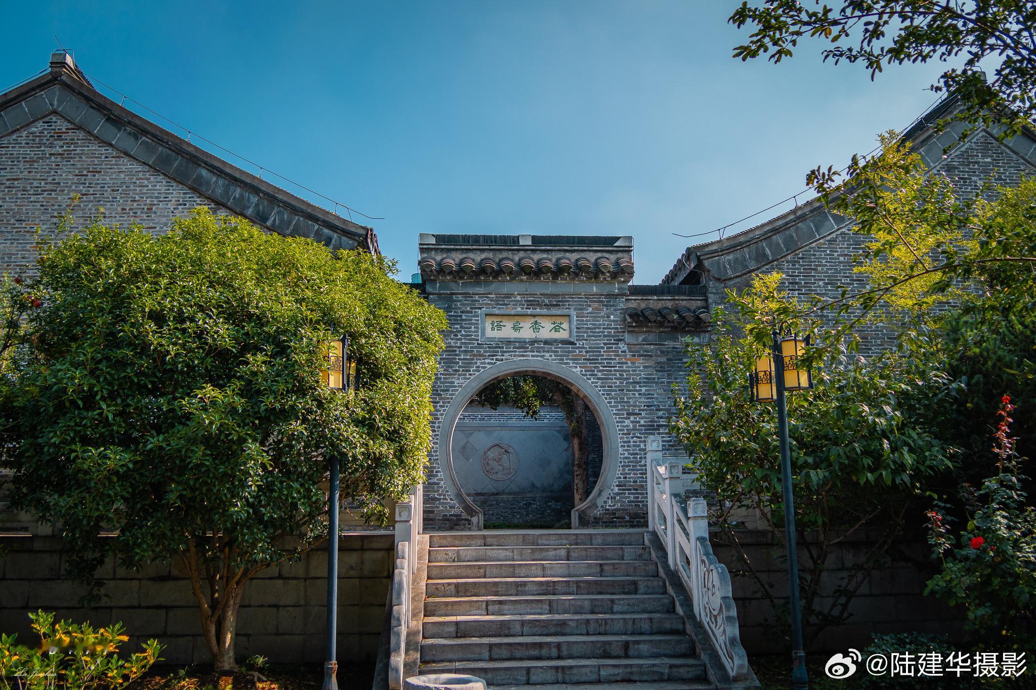 镇江市区东侧的“梦溪园”，为北宋科学家沈括晚年在镇江的住处，沈括在这里完成了著名