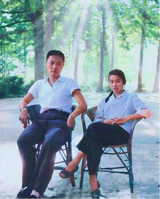 [太阳]1975年，陈毅的儿子陈小鲁和粟裕的女儿粟惠宁结为伉俪，在庐山度蜜月的照