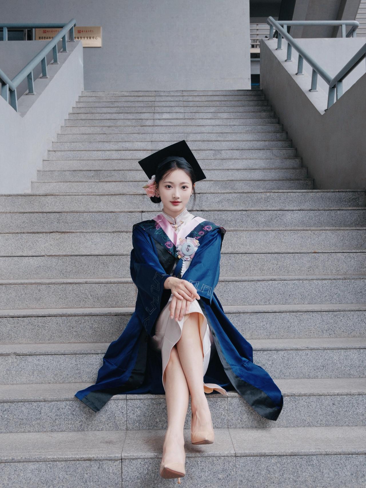 短剧演员李瑶瑶研究生毕业美拍，裸色高跟真美！