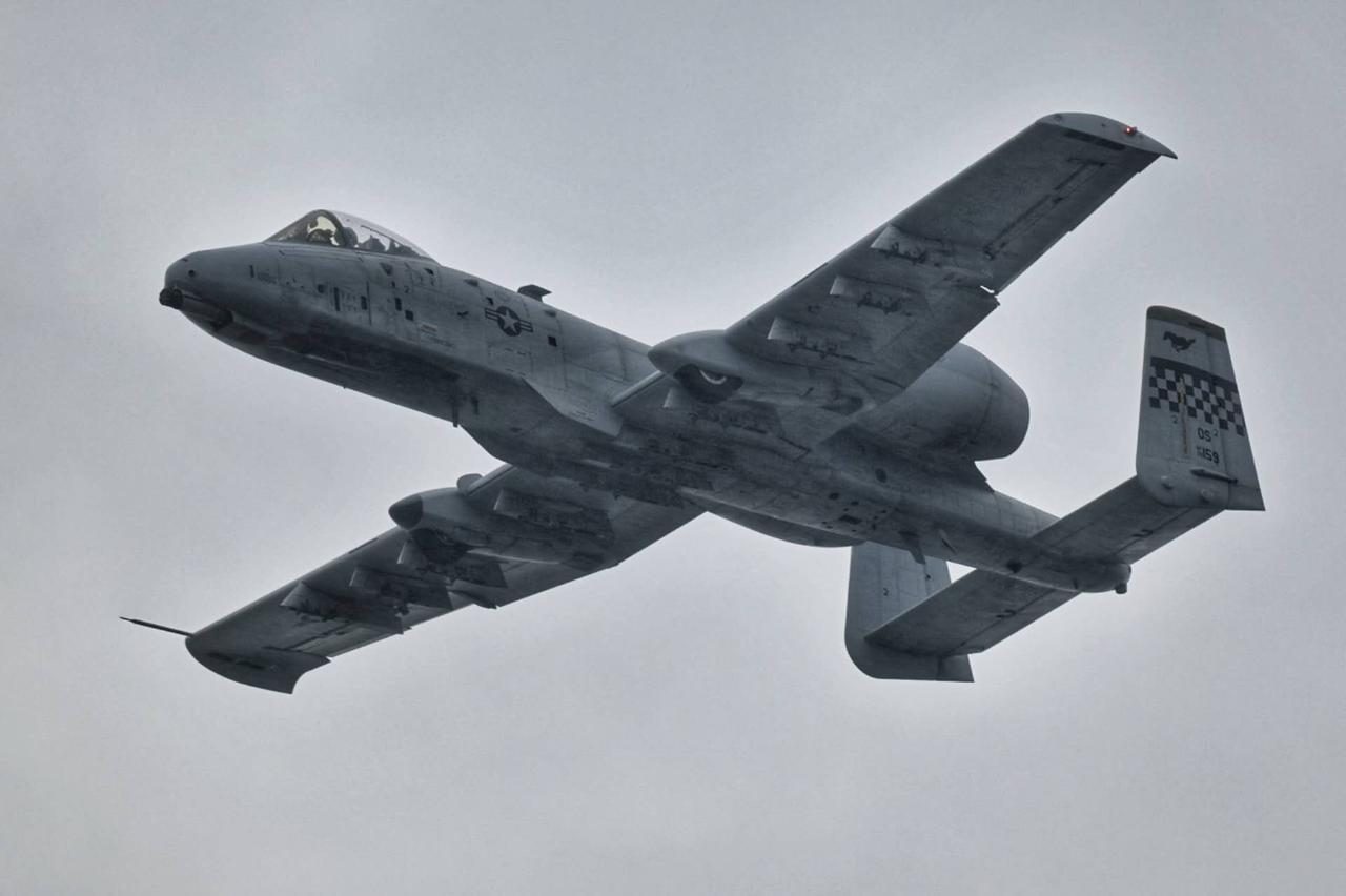 暴雨中坚守阵地，必有相当回报，F-35B先飞，A-10双机也飞了够本！后边石榴姐