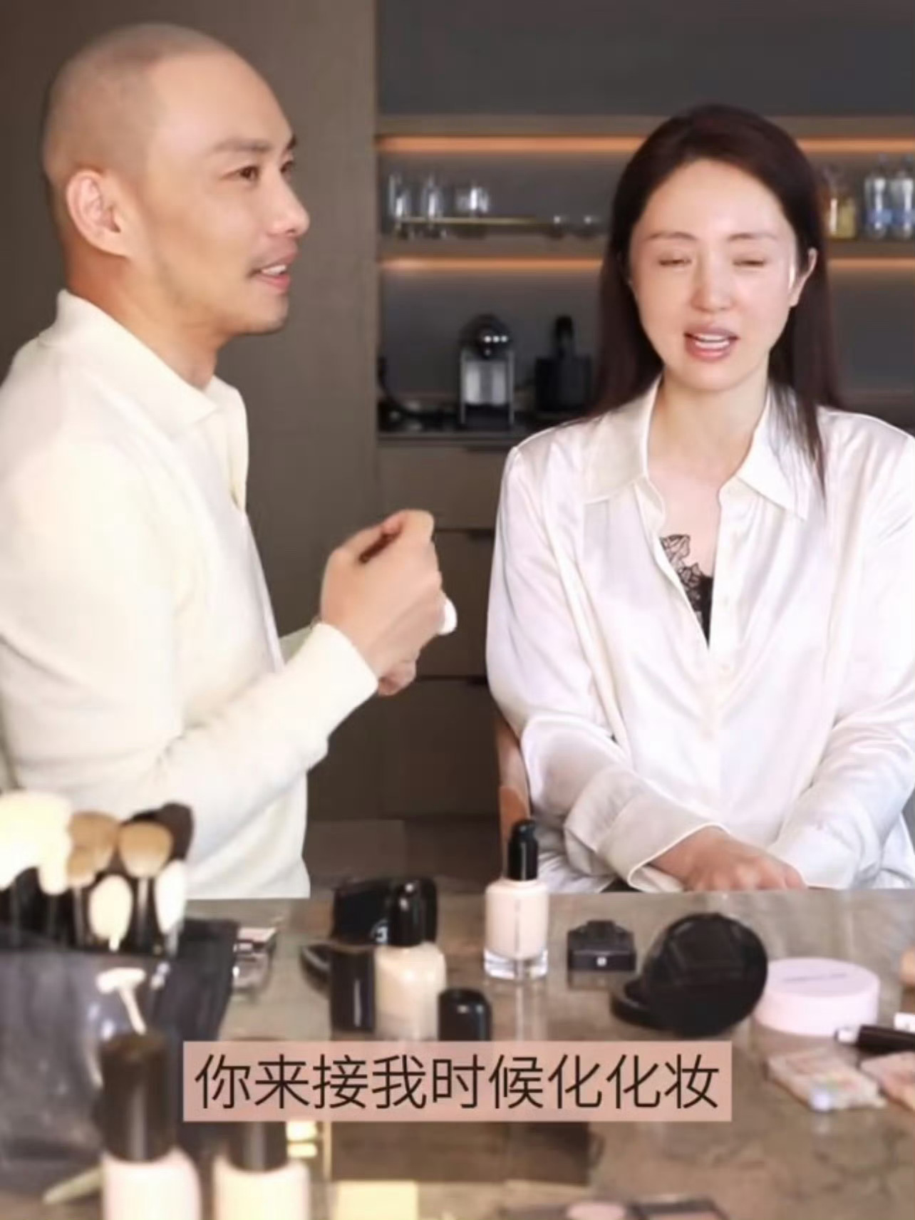 董璇这波被女儿支配的化妆日常也太真实了！送娃上学前还得被小酒窝要求化化妆哈哈哈哈