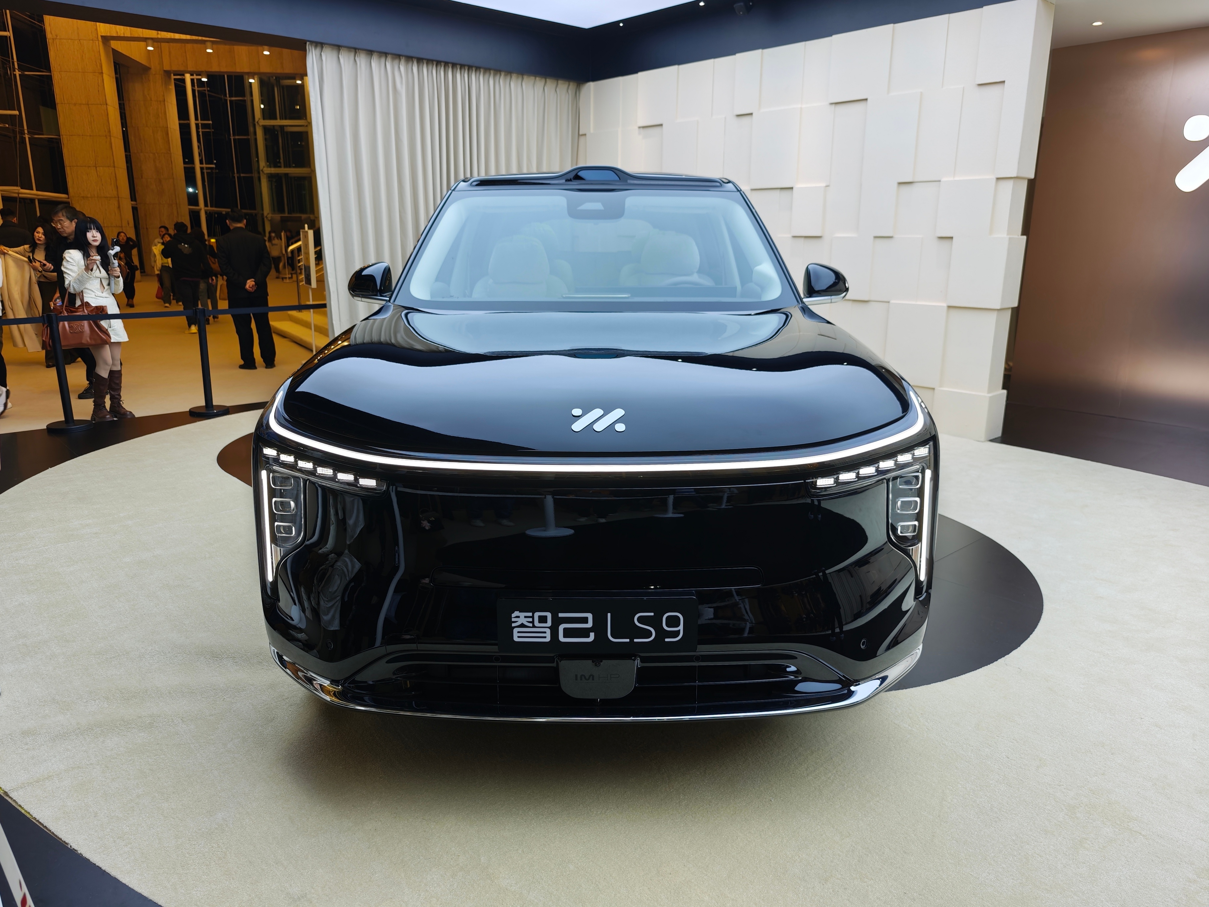 智己LS9增程有点牛啊，这配置32.28万元起。今年有一种不知道买啥的感觉，一个