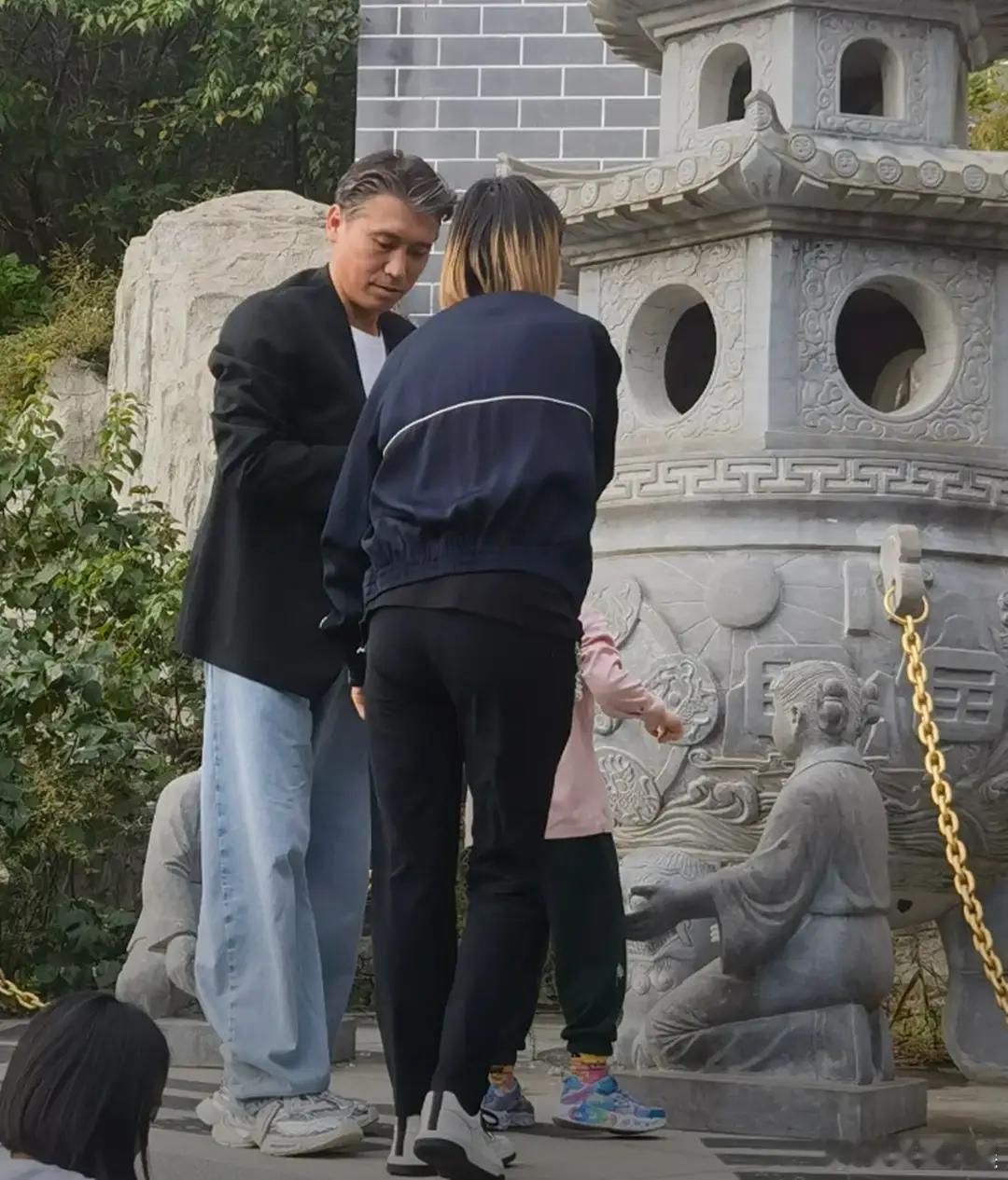 李乃文带妻女出游李乃文一家三口出游 李乃文带妻女出游被偶遇 ​​​