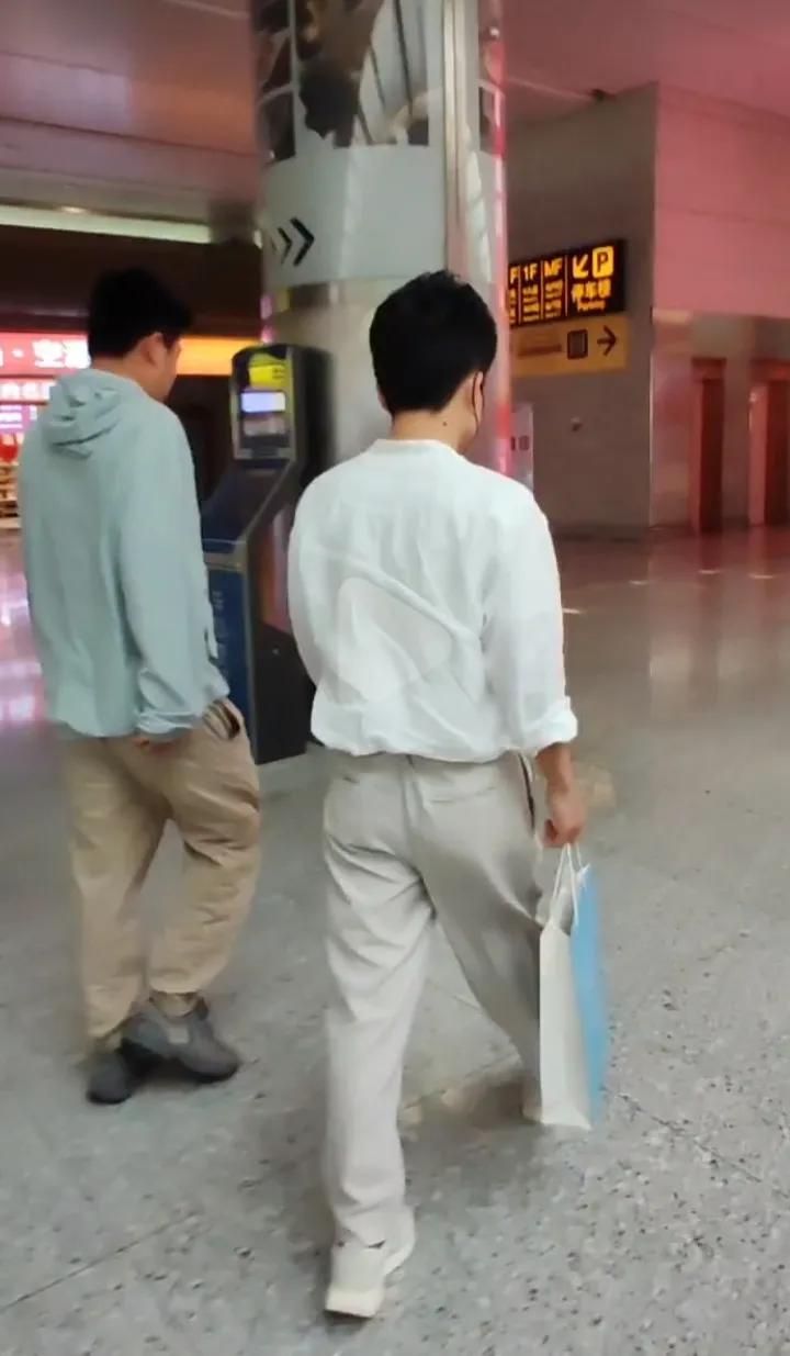 重庆你的“crush”董宇辉小王子来啦

心心念念的夜游山城都准备好了吗