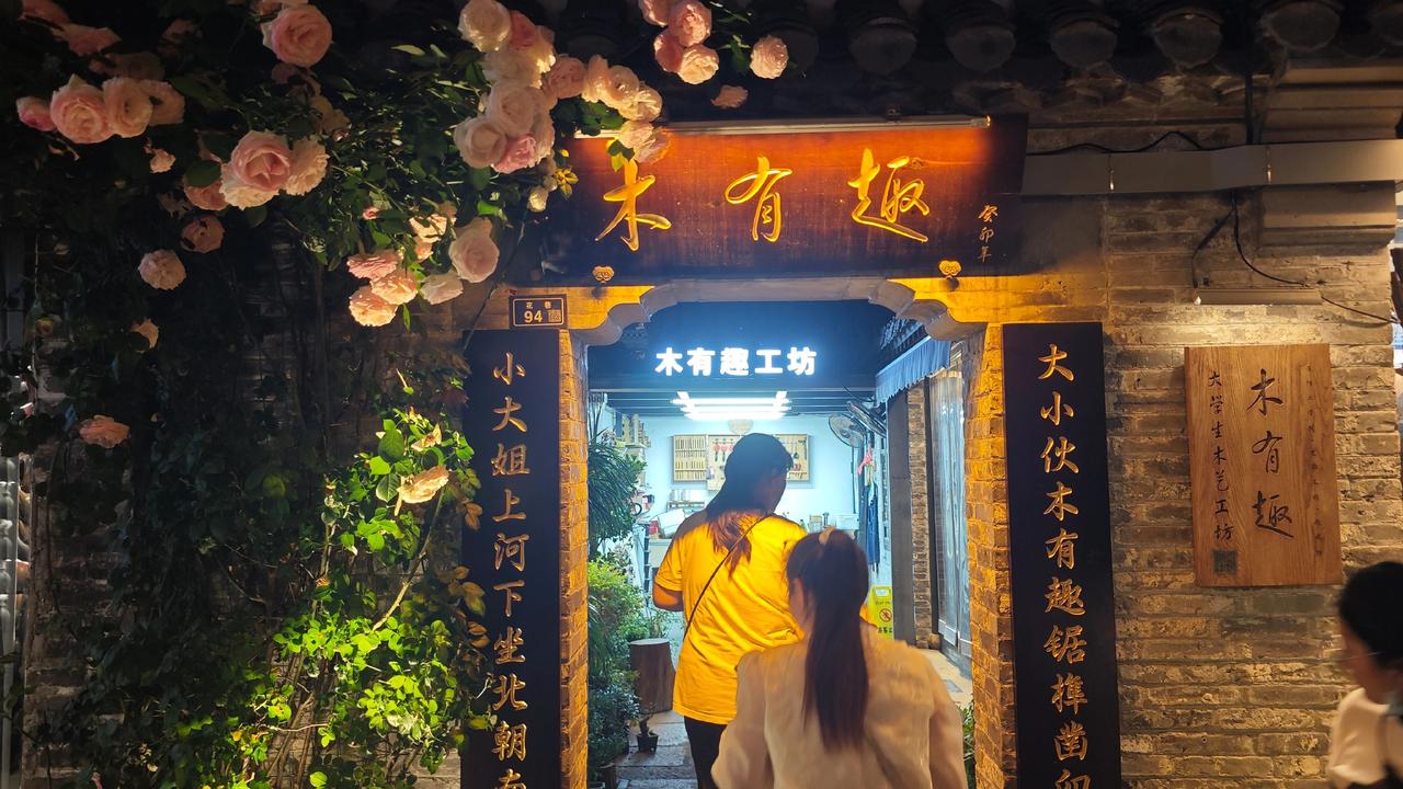 当白日的游人渐渐散去，河下古镇的花巷，才真正揭开属于夜晚的面纱。很多人逛河下，只
