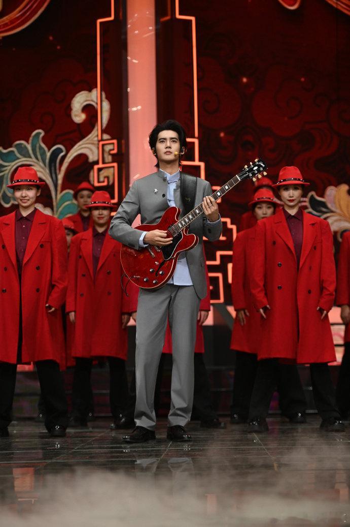 辽宁春晚于适骑马出场 辽宁春晚 2026辽宁春晚，于适骑马而来，西装革履风度翩翩