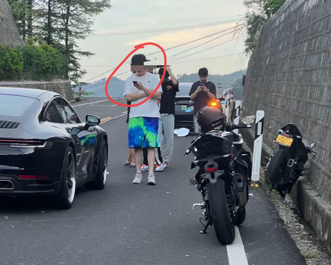 看照片就知道这位保时捷车主撞人后有多淡定了！撞人后不去询问被撞司机的伤情，而是淡