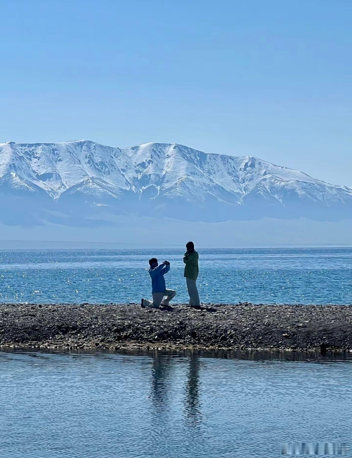 在赛里木湖偶遇了浪漫求婚 