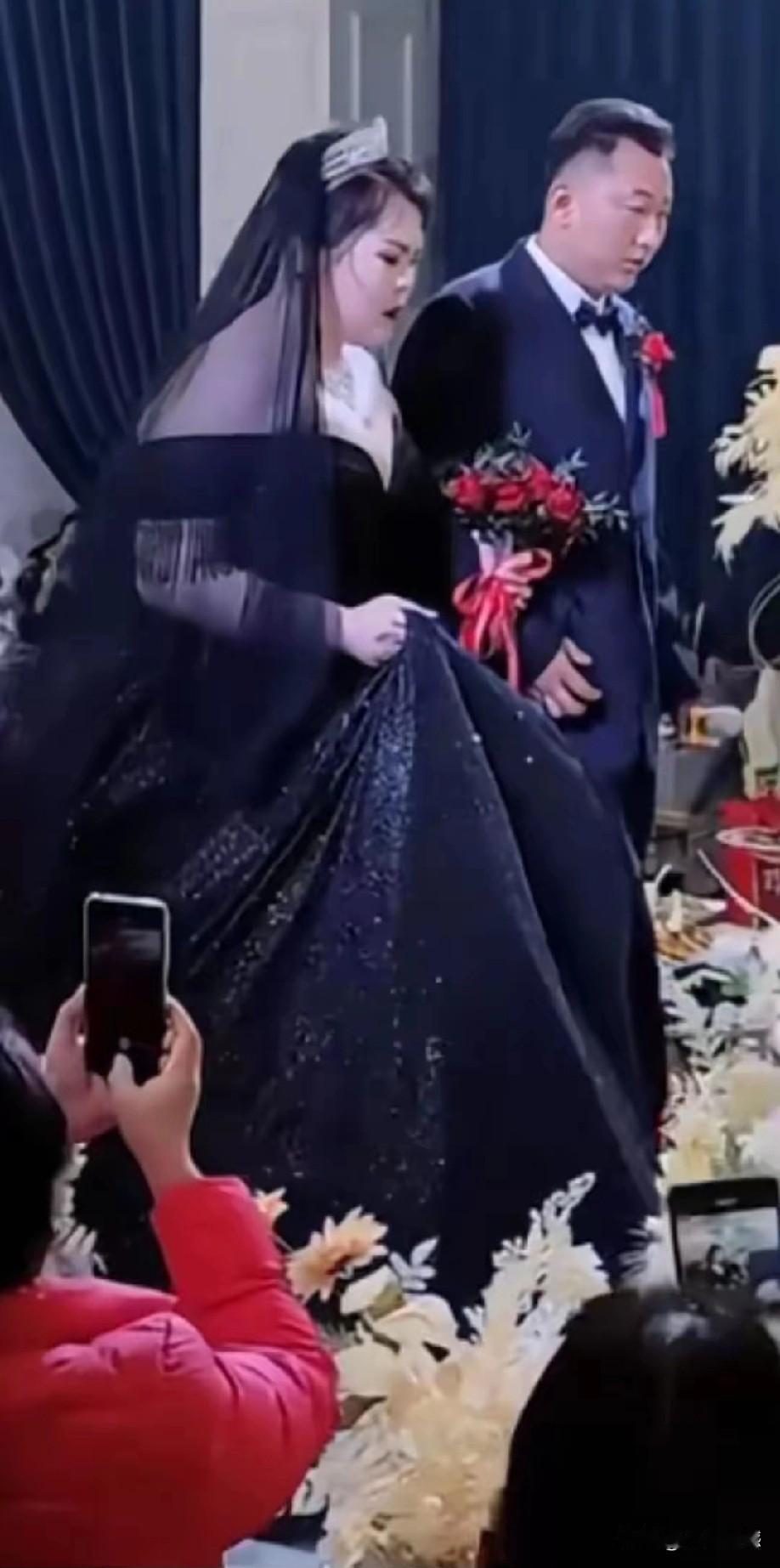 新娘结婚的时候穿上了黑色的婚礼服装，看起来确实有点与众不同，在我看来，中国人结婚