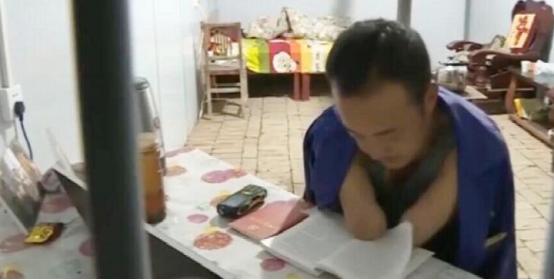 上门女婿刘斌意外失去双臂，丢掉工作的他被妻子一家扫地出门。带着年幼儿子的刘斌回到